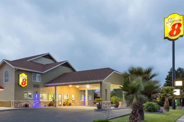 Super 8 by Wyndham Fortuna image 1