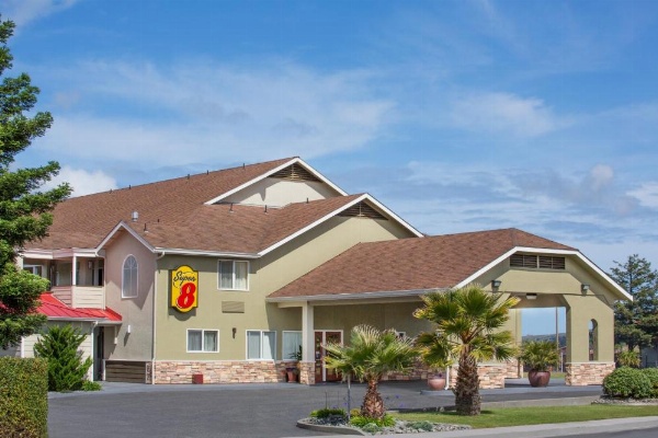 Super 8 by Wyndham Fortuna image 23