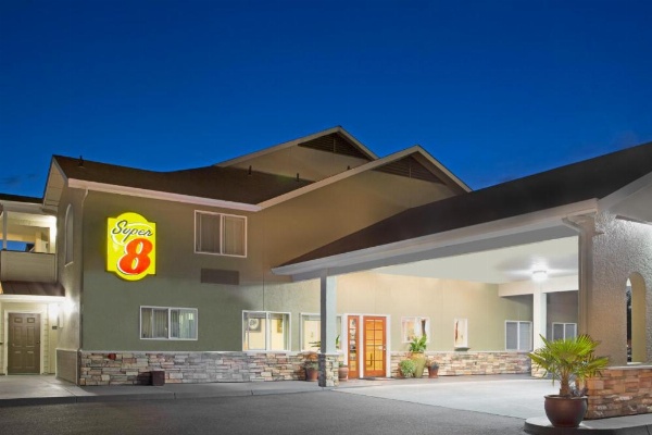 Super 8 by Wyndham Fortuna image 24